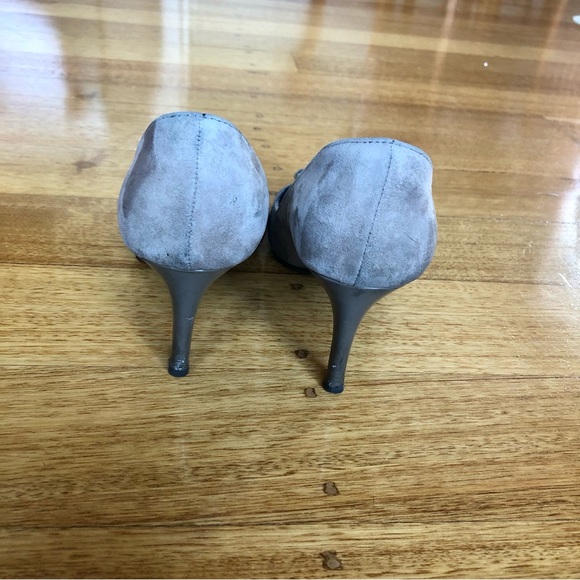 Tory Burch taupe suede look fabric and patent leather heels - Picture 7 of 10